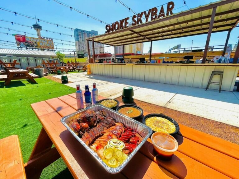Outdoor dining at a popular San Antonio tourist restaurant